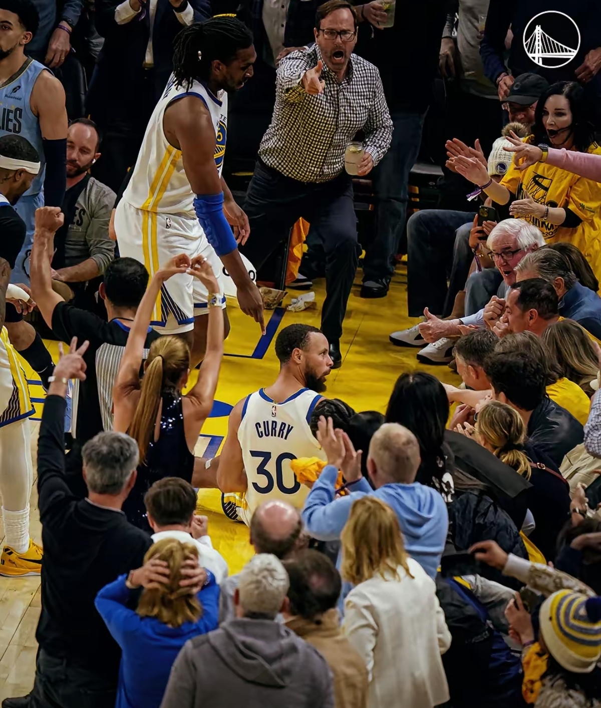 九游娱乐-包含库里回归赛场，惊险取胜首场状态亮眼，独行侠观众沸腾！的词条